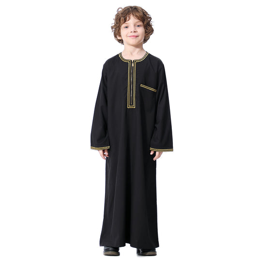 Dress your young muslim in style with our exquisite black embroidered boys' thobe. This traditional, modest yet modern Islamic clothing is perfect for special occasions like weddings, Eid celebrations, or cultural events. 