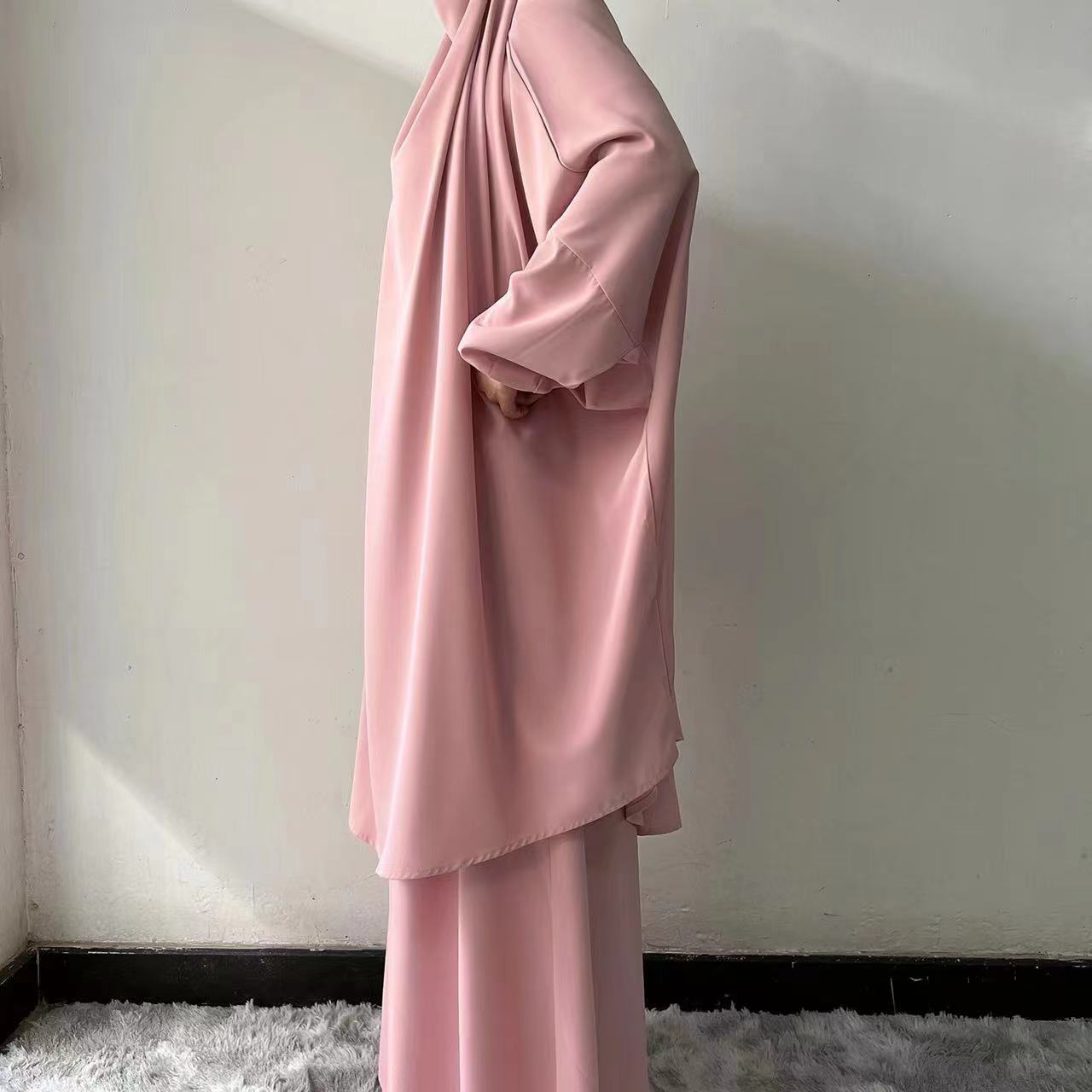 Add a touch of delicate charm to your prayer wardrobe with our Dusty Pink French Jilbab Prayer Set from Hikmah Boutique. This one-size jilbab and skirt set with cuff sleeves is made from luxurious Nida fabric, offering breathability and comfort.