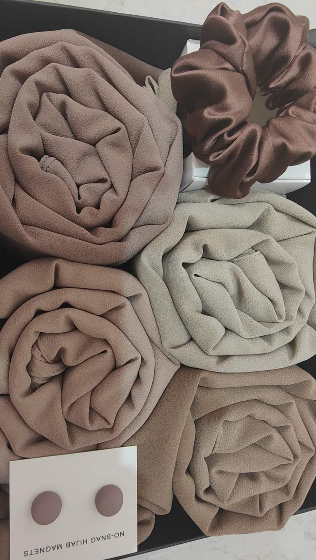 Indulge in the luxury of Hikmah Boutique's Chiffon Hijab Gift Box - The Tan Set. This gift box is the perfect style of sophistication, style and elegance. This set includes 4 premium quality chiffon hijabs in the most versatile colors of light taupe, chocolate, Desert Palm and Almandine, to suit every mood. Perfect Gift!