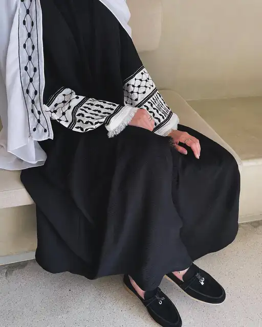 Make a bold statement with our stunning Black Keffiyeh Sleeve Open Abaya from Hikmah Boutique. A timeless piece that effortlessly combines style and modesty.