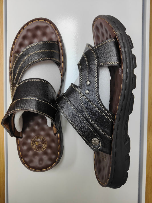 Introducing Black Design 3 Men's Sandals: Where Style Meets Comfort Elevate your fashion game with our Black Design 3 Men's Sandals, exclusively available at Hikmah Boutique. These sandals are more than just footwear; they represent a harmonious fusion of style, comfort, and quality that you'll cherish with every step.