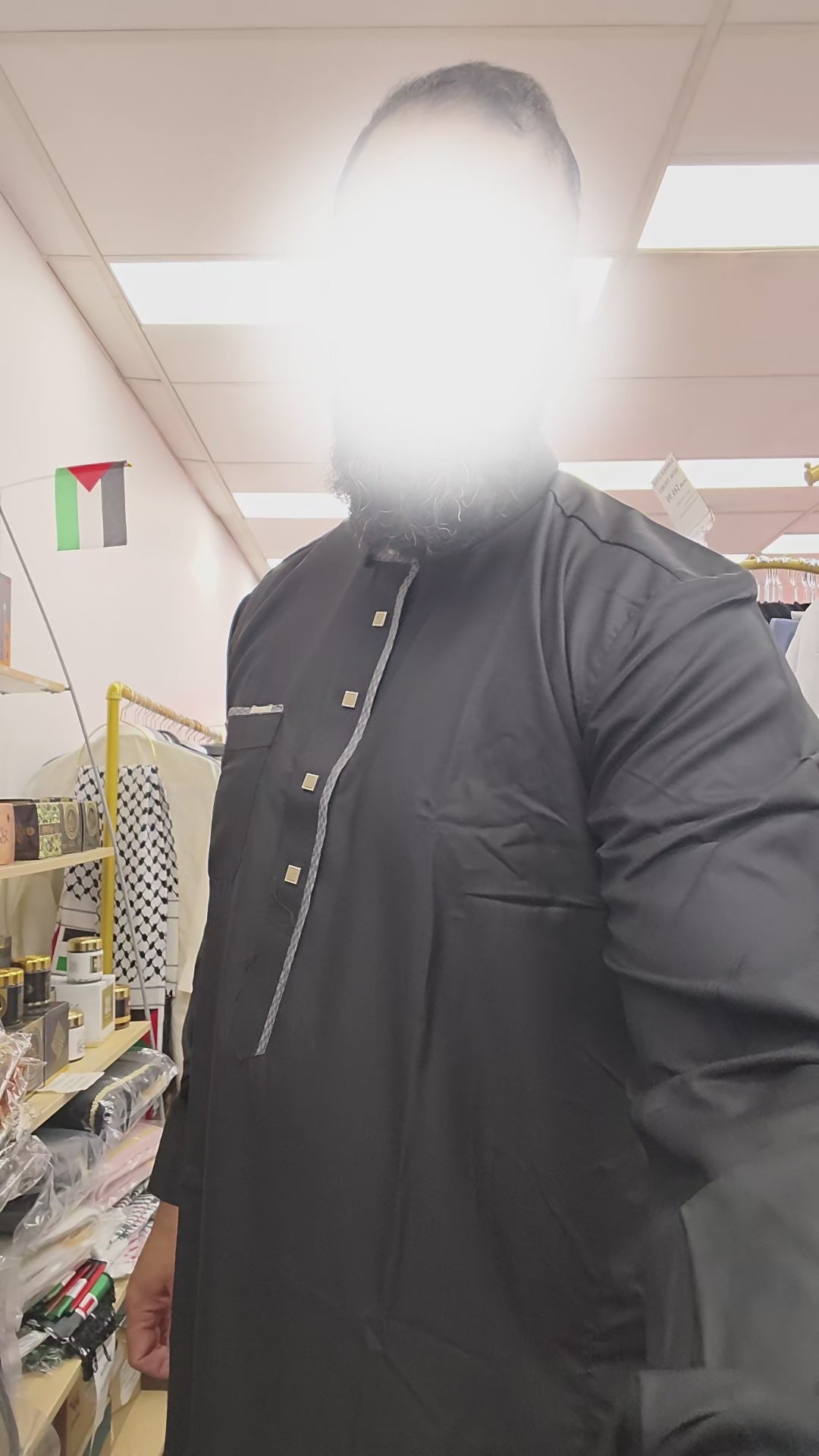 Shop the Black Saudi thobe for men at Hikmah Boutique Australia. Pointed collar, contrast trim, long sleeves and pockets. Discover sizes S–3XL.
