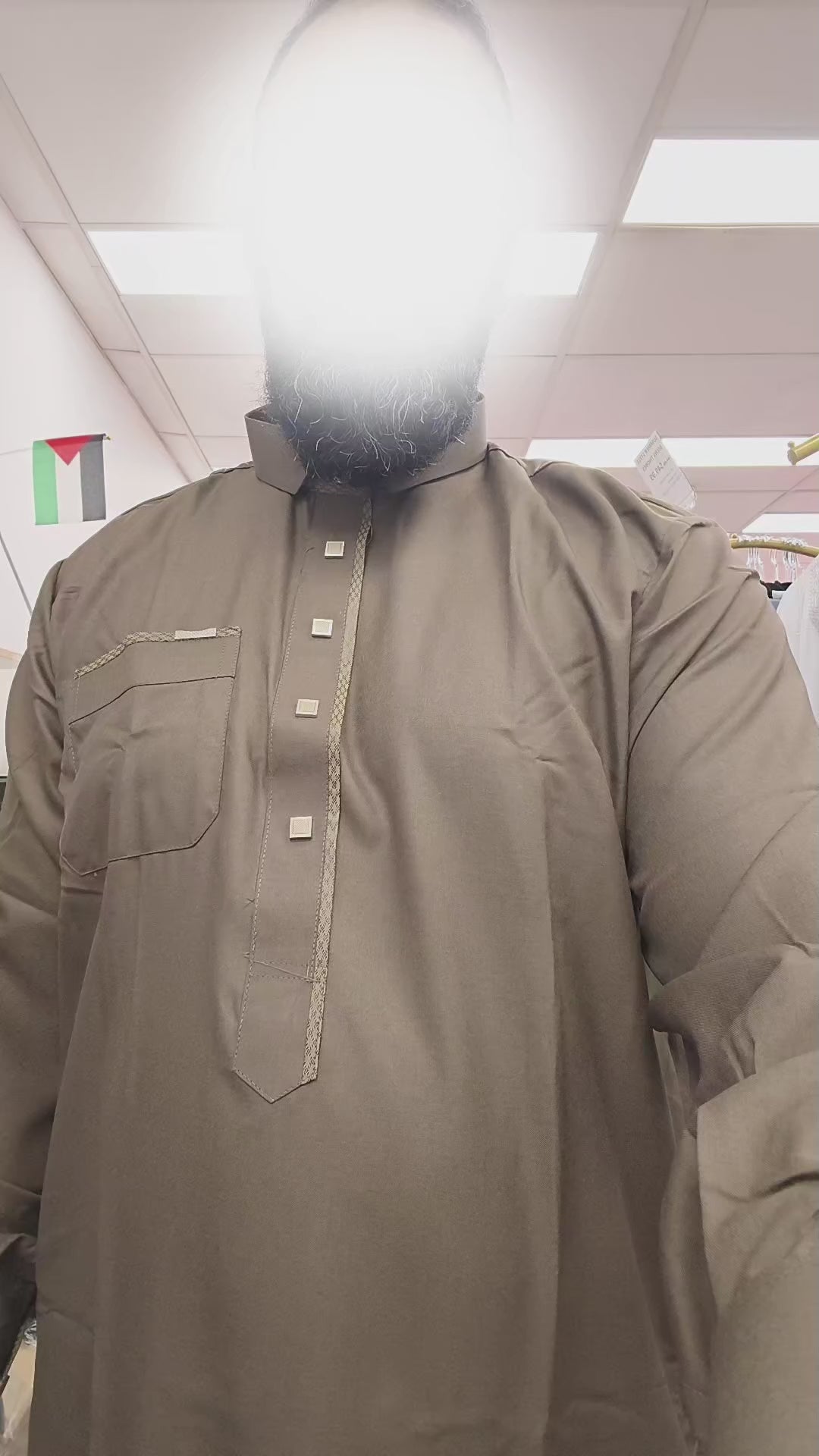 Discover the Mocha Saudi thobe (Jubba) for men at Hikmah Boutique Australia. Long sleeves, pointed collar, contrast trim and pockets. Shop sizes S–3XL.