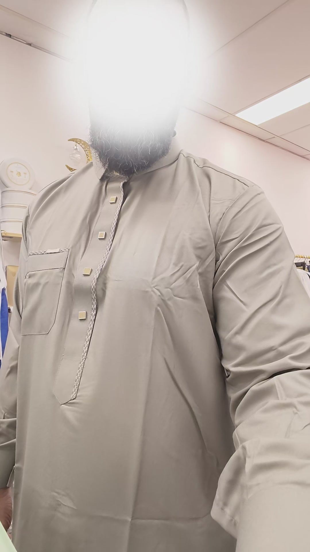 Shop the Platinum Grey Saudi thobe for men at Hikmah Boutique Australia. Collar, contrast trim, long sleeves and pockets. Explore sizes S–3XL.