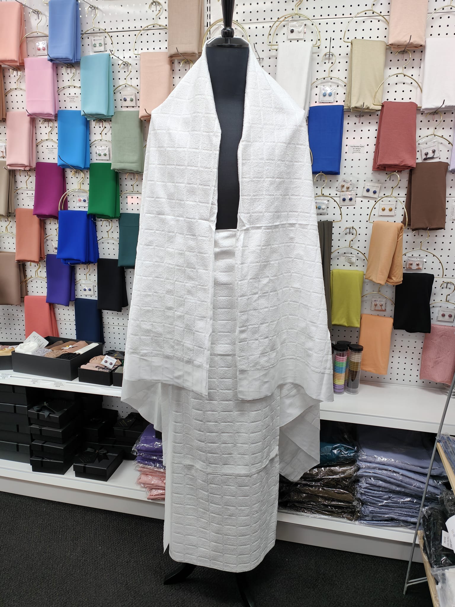 Discover the pinnacle of comfort and tradition with our Men's Ihram for Hajj and Umrah at Hikmah Boutique. Immerse yourself in the divine journey with the best quality, optimal dimensions, and timeless elegance. Explore our exclusive Ihram for Hajj and Umrah, your pilgrimage, our priority at Hikmah Boutique.