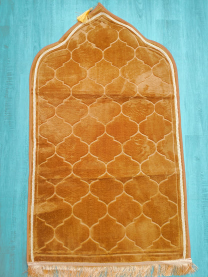 Introducing our luxurious prayer mat, designed with your comfort in mind. Made from luxurious materials, this prayer mat provides a soft and comfortable surface. With dimensions of 110cm length, 65cm width and 1cm thickness, this mat is perfect for daily use. We are proud to offer it at the best price on the market. 